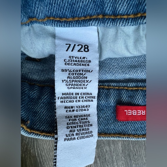 Celebrity pink the rebel rainbow striped distressed mom Jean shorts. Size 7/28 - Picture 9 of 9